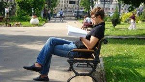 Ini anak muda sedang asik membaca buku di sebuah taman, tapi lagi-lagi di Moskow. Dokumen Syaripudin Zuhri.