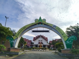Gerbang Utama Taman Sultanah Safiatuddin (Komar)