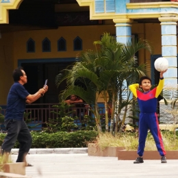 Seorang ayah yang sedang mengajari anaknya bermain bola voli di Taman Ratu Safiatuddin (Komar)