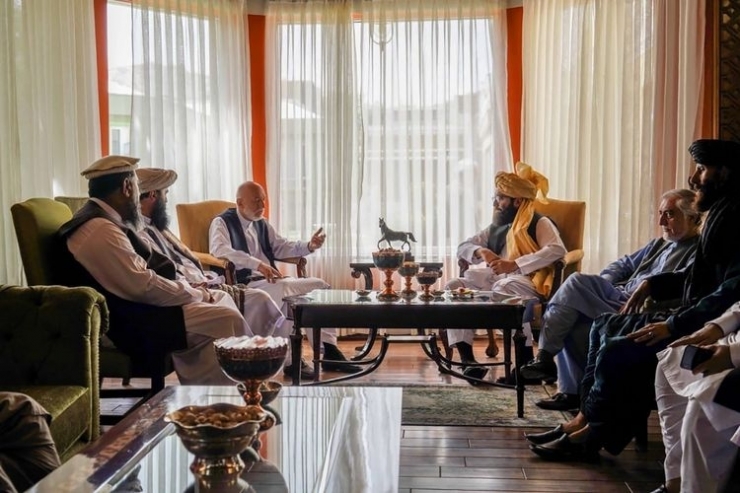 Kepala Dewan Rekonsiliasi Nasional Afghanistan dan mantan negosiator pemerintah dengan Taliban, Abdullah Abdullah (kedua dari kanan); serta para delegasi Taliban lainnya, dalam pertemuan di Kabul, Rabu (18/8/2021). (Foto: TALIBAN via AP via kompas.com)