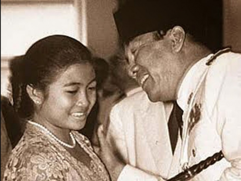 Megawati saat masih gadis bersama sang ayah, Soekarno.