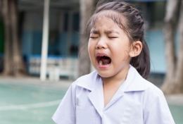 Ilustrasi anak menangis di sekolah (foto via theAsianparent)