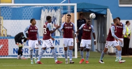 Pemain Aston Villa merayakan gol ke gawang Barrow. (via football365.com)
