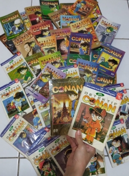 Koleksi komik Conan milik Kaka dan Mas. Edisi pertama dibeli saat Kaka berusia 10 tahun.