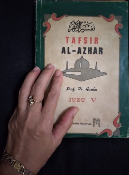 Tafsir Al Azhar karya Buya Hamka, tertanda dibeli bapa tahun 1985.