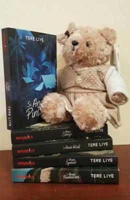 Teteh mengoleksi novel karya Tere Liya serial Anak Pintar.