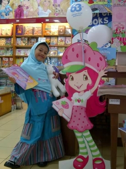 Teteh di toko buku Gramedia Bandung.