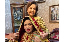 Elly Kasim (belakang) mendandani Hetty Koes Endang memakai baju adat Minang|Foto/Instagram Elly Kasim, dimuat sindonews.com