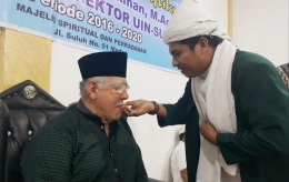 Tuan Guru Batak (TGB) memberi doa, upah-upah dalam satu kesempatan H Anif bersilaturrahim ke majelis TGB (Dokpri)