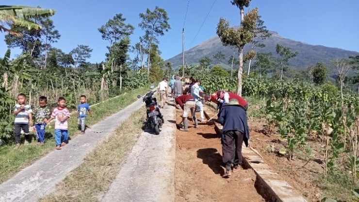 Sebagian besar pekerjaan warga Desa Gunungsari adalah tani. Warga turut membersihkan lingkungan desa (11/08). Sumber: Dokumentasi Desa Gunungsari. 