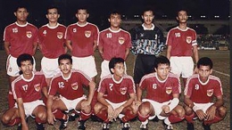 Herrie Seyawan (berdiri, dua dari kanan) saat memperkuat tim SEA Games Philipina 1991. foto:bolasport.com   