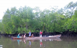 Kapal kayu kecil dengan tempel ketinting, merupakan sarana transportasi umum yang menghubungkan masyarakat antar desa atau menuju kebun-kebun mereka yang cukup jauh di Pulau Yamdena, 2005 (Hanom Bashari) 