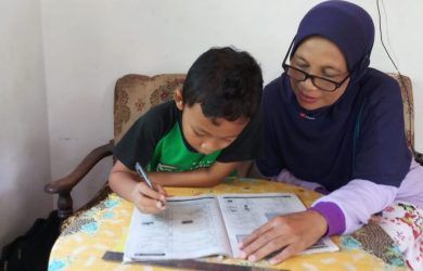 Ilustrasi | Seorang ibu membantu anaknya belajar/alwin-widiyantoro