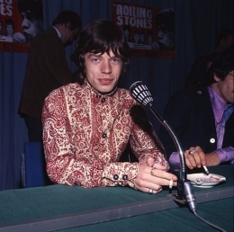 Mick Jagger menggunakan jaket dengan motif paisley. (Sumber: theguardian.com) 