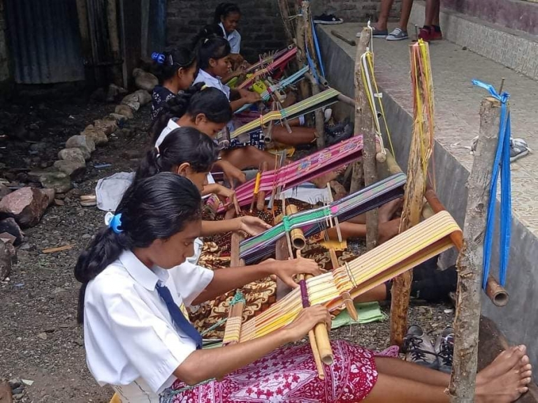 Aktivitas menenun di sekolah adalah salah satu wujud penerapan 'metode bekerja' mandiri dalam pendidikan. (Foto: Ist via nttpost.com).