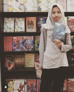 Teteh membeli novel karya Tere Liye di toko buku Gramedia Central Park Jakarta.