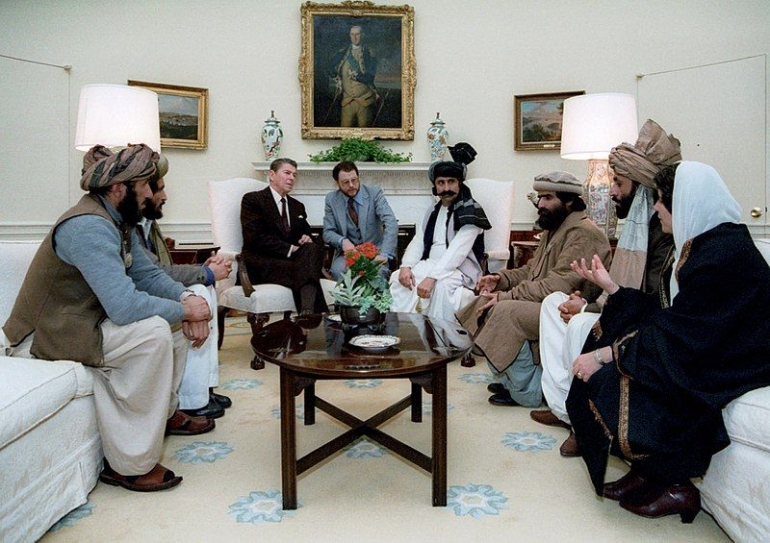 Presiden Amerika Ronald Reagan dukuk bersama Mujahidin Afghanistan dan Pakistan pada Februari 1983. (Wikimedia Commons)
