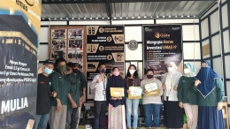 Penulis (kiri) berfoto dengan para juara dan panitia Lomba Memilah Sampah Menabung Emas 2021 Purwokerto. | Dokpri