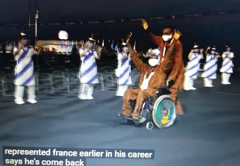 www.youtube.com                               2 orang atlet disabilitas memegang bendera Negara mereka, mengibar2kannya dan membuat trenyuh ......