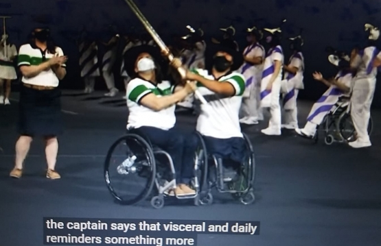 www.youtube.com 2 orang atlet disabilitas memegang bendera Negara mereka, mengibar2kannya dan membuat trenyuh ......