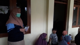 Mahasiswi KKN UIN Walisongo Semarang melakukan sosialisasi dan pembagian 'double masker' kepada ibu-ibu Dawis (Dokpri)