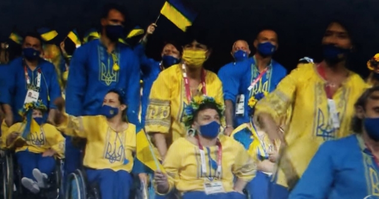  www.youtube.com  Parade kursi roda dari kontingen Ukraina. Dengan baju menyolok biru kuning, dan para wanita memakai bunga2 dikepalanya, sangat menarik, tanpa kita berpikir bahwa mereka berbeda. Itu karena aura wajah dan kebahagiaannya benar membuat kita gembira .....