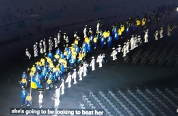  www.youtube.com  Parade kursi roda dari kontingen Ukraina. Dengan baju menyolok biru kuning, dan para wanita memakai bunga2 dikepalanya, sangat menarik, tanpa kita berpikir bahwa mereka berbeda. Itu karena aura wajah dan kebahagiaannya benar membuat kita gembira .....