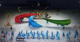 www.youtube.com  Mereka menerbangkan balon2 lambang paralimpiade berwarna merah-biru-hijau, dan pesta kembang api ......