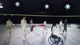 www.youtube.com   Ketika awal pembukaan, petugas disabilitas membawa Bendera Jepang, dan mengibarkannya sebagai tuan rumah Paralipiade Tokyo 2020 ......