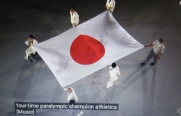 www.youtube.com, Ketika awal pembukaan, petugas disabilitas membawa Bendera Jepang, dan mengibarkannya sebagai tuan rumah Paralipiade Tokyo 2020 ......