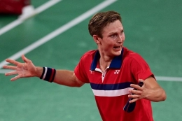 Ekspresi Viktor Axelsen setelah meraih medali emas Olimpiade Tokyo 2020, setelah mengalahkan Chen Long di final (PEDRO PADRO/via kompas.com)