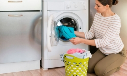 Ilustrasi Mencuci Baju dengan Mesin Cuci (Sumber: Freepik)
