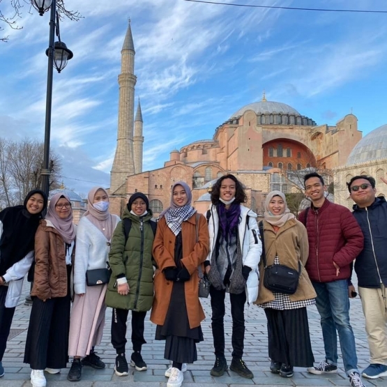 Claresta Earl Hedona Nihar bersama mahasiswa PPI Istanbul Turki di depan Hagia Sophia, Turki (dok. pribadi)