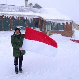 Claresta Earl Hedona Nihar kibarkan bendera Indonesia merah putih di pegunungan Uludag, Bursa, Turki. (dok. pribadi)