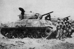 KKO AL (Marinir) dengan tank M4A3(75) Sherman. (Indomiliter.com)