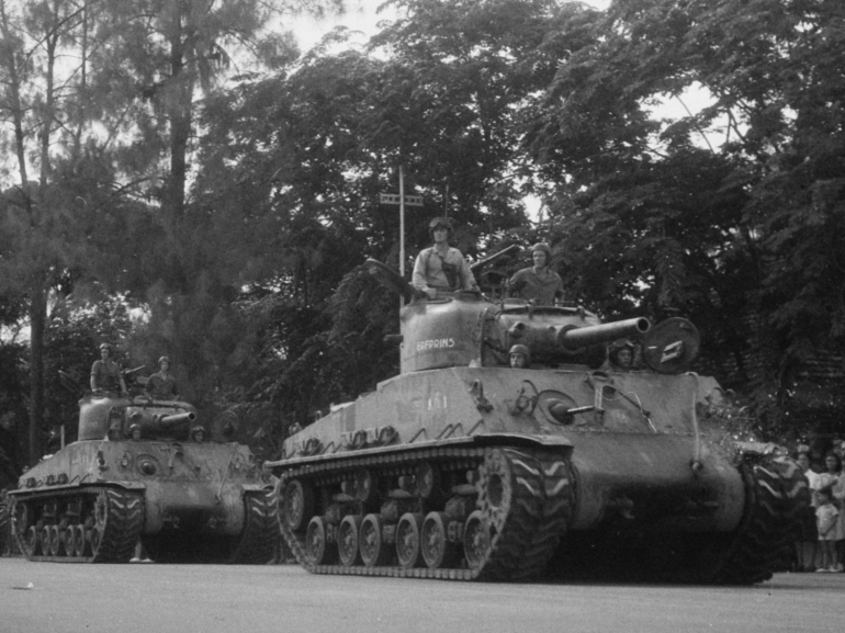 Tank M4A3 (105) yang dioperasikan oleh Belanda, foto diambil di Kota Surabaya pada 3 Oktober 1947. (nationaalarchief.nl)