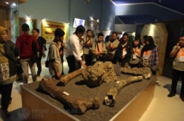 Para pelajar sedang mengamati fosil purba di Museum Sangiran (Foto: kebudayaan.kemdikbud.go.id)