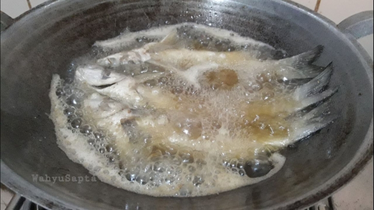 Goreng ikan belanak terlebih dahulu hingga matang, kemudian sisihkan. | Foto: Wahyu Sapta.