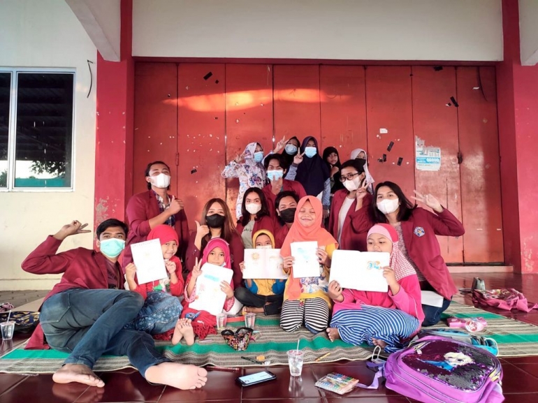 Mahasiswa UNISRI Melakukan Pelatihan Menigkatkan Ketrampilan Anak SD/dokpri