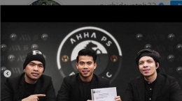 Putra Siregar dan Atta Halilintar (kanan) saat memperkenalkan Nurhidayat sebagai pemain baru AHHA PS Pati FC. Sumber gambar: Tribunnews.com