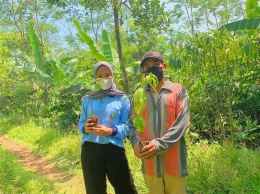 Foto Bersama Pak Jiman, Kepala Desa Tambahsari (Dokpri)