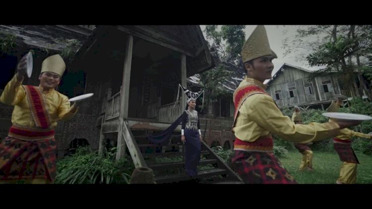 Suguhan Tari Piring dalam cuplikan video Wonderland Indonesia. Gambar: tangkapan layar youtube/Alffy Rev via akurat.co