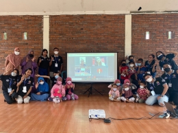 Dokumentasi KKN 65. Foto bersama anak-anak Dusun Sangurejo di akhir acara Sabtu Bercerita.