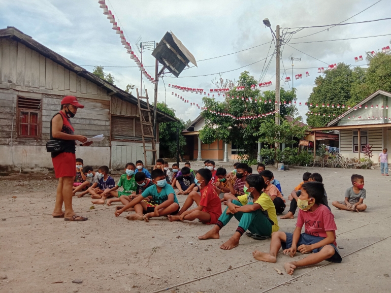 Anak-anak mendengarkan peraturan permainan yang diadakan di Kelurahan Kampung Pondok, kota Pariaman, Sumatera Barat. (Farhan Olivio/Mahasiswa)