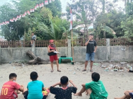 Penanggung jawab acara memberikan motivasi kepada anak-anak di Kelurahan Kampung Pondok, kota Pariaman, Sumatera Barat. (Farhan Olivio/Mahasiswa)