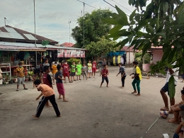 Anak-anak bermain bola ria di Kelurahan Kampung Pondok, kota Pariaman, Sumatera Barat. (Farhan Olivio/Mahasiswa)