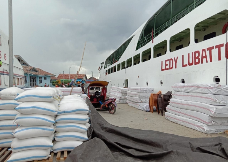 Bongkar muat logistik di Pelabuhan Salakan Sulteng. Doc Pri