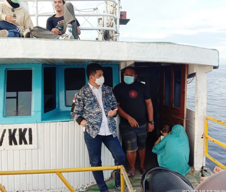 Senator Dapil Sulteng  Lukky Semen di atas kapal penyeberangan saat kunjungan daerah. Doc Pri