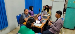 Mahasiswa S2 UINSI Samarinda, kuliah daring tapi berkumpul di kantor PWI Kaltim. dok pribadi