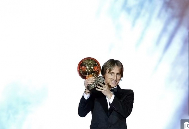 Luka Modric pemenang Ballon d'Or 2018 usai menjadi pemain terbaik Eropa. Apakah Jorginho akan mengikuti jejak serupa? : Dailymail.co.uk